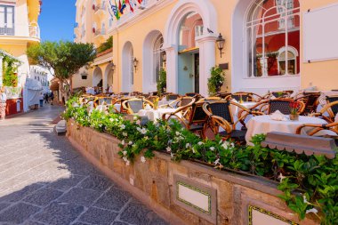 Sandalye Capri Island İtalya ile Sokak kafe ve restoran masası