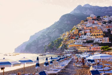 Amalfi Sahili Positano kasabasında İnsanlar Plajı