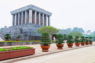 Hanoi Ba Dinh Meydanı'nda Ho Chi Minh Mozolesi