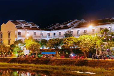 Hoi An nig antik mimarisi ve nehir kıyısı ile Cityscape