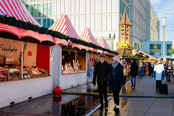 Berlin'de Alexanderplatz Noel pazarında İnsanlar