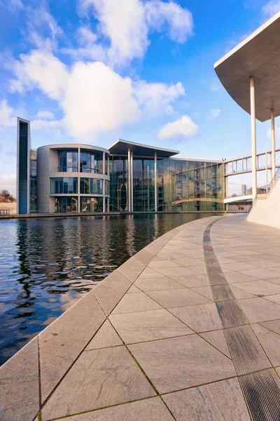 Berlin'de modern Reichstag cam bina mimarisi