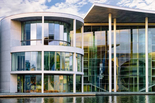 Berlin'de modern Reichstag cam bina mimarisi