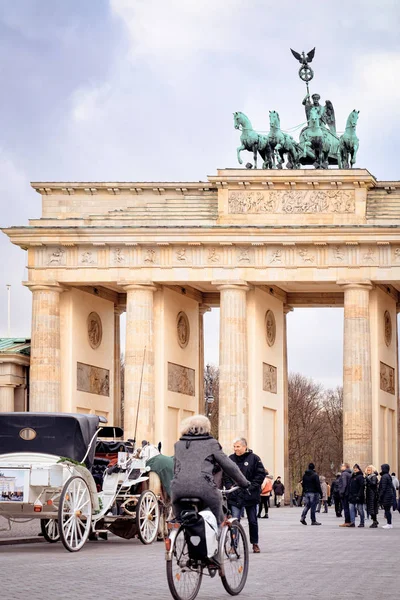 Almanya'da Berlin'de Brandenburg kapısında insanlar