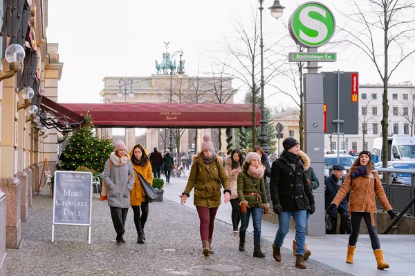 Almanya'da Berlin'de Brandenburg kapısı yakınındaki insanlar Noel ağacı