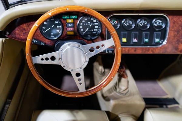 Direksiyon simidi ve vintage klasik araba otomatik hız göstergesi