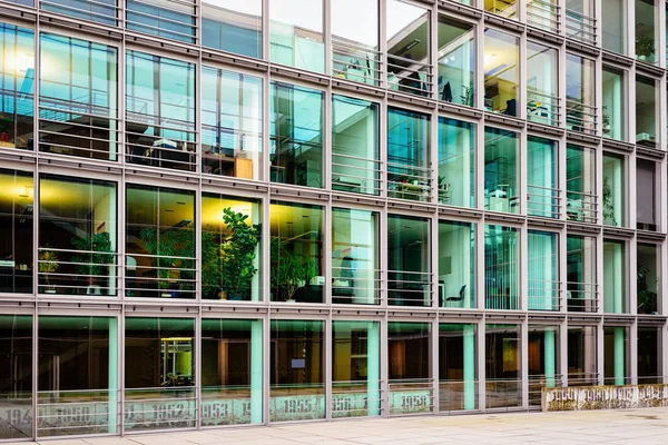 Berlin'de modern cam ofis binası mimarisi