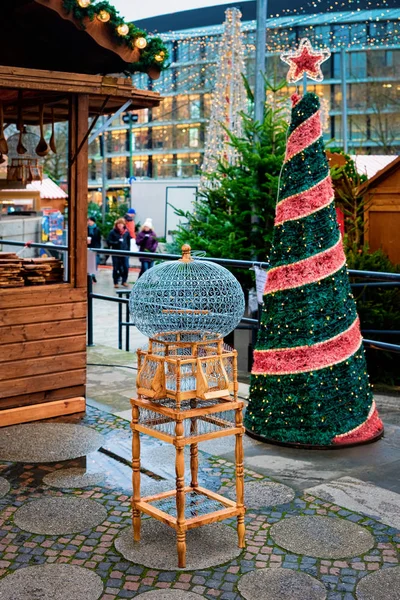 Almanya'da Noel pazarında Süslemeler ve Noel ağacı