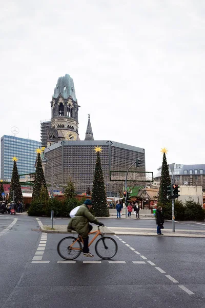Yolda Bisikletli adam ile Sokak Noel pazarı Berlin