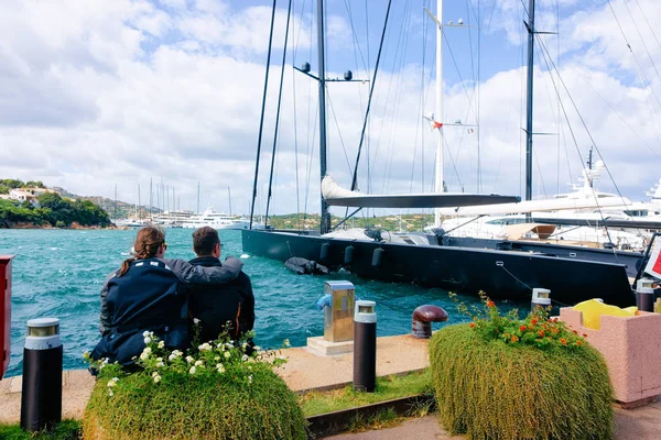 Porto Cervo'da Akdeniz'de Marina'da Çift