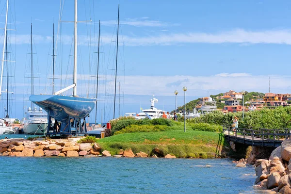Marina y yates de lujo en el mar Mediterráneo en Porto Cervo — Foto de Stock