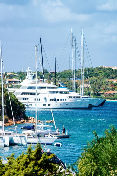 Porto Cervo'da Akdeniz'de marina ve lüks yatlar