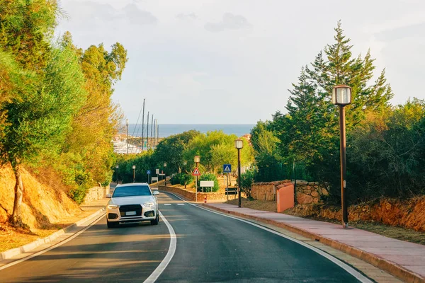 Costa Smeralda Porto Cervo yolda Araba