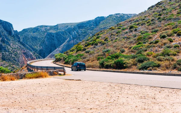 Sardunya tepelerde Cagliari karayolu üzerinde araba ile Sahne