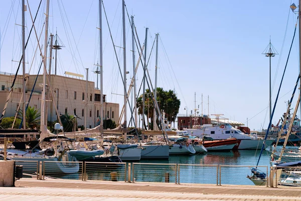 Cagliari'de gemileri olan liman