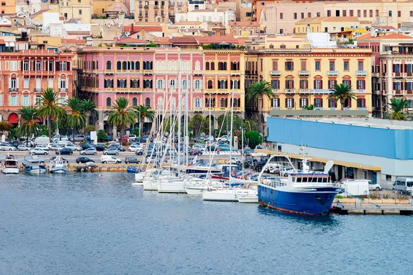 Cagliari gemileri ile Marina