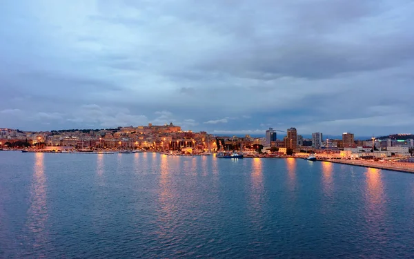 Alacakaranlıkta Cagliari gemileri ile Marina