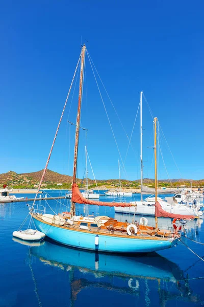 Villasimius Akdeniz'de gemileri ile Eski Sardunya Marina