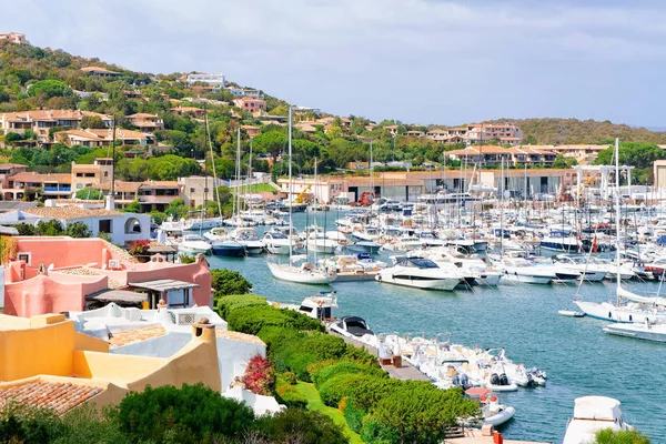 Porto Cervo'da Akdeniz'de lüks yatlarla marina
