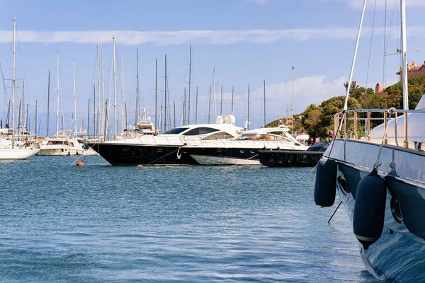 Porto Cervo'da Akdeniz'de lüks yatlarla marina