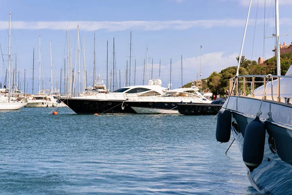 Marina com iates de luxo no Mar Mediterrâneo em Porto Cervo — Fotografia de Stock
