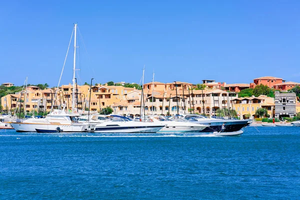Porto Cervo'da Akdeniz'de lüks yatlarla marina