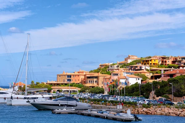 Porto Cervo'da Akdeniz yakınlarında lüks yatlarla marina
