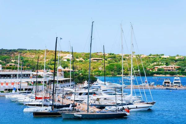 Porto Cervo'da Akdeniz'de lüks yatlarla marina