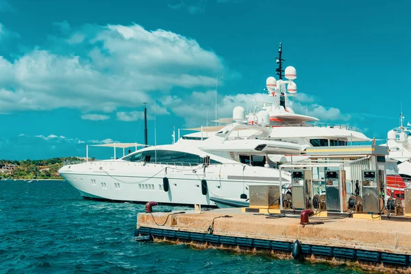 Yachthafen mit Luxusyachten am Mittelmeer in porto cervo — Stockfoto