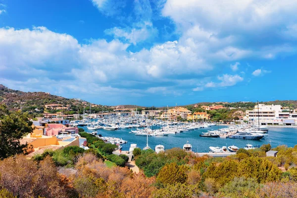 Porto Cervo'da Marina ve lüks yatlar ile manzara