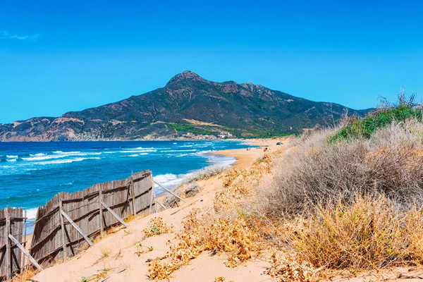 Buggerru ilinde Akdeniz'de Plaj