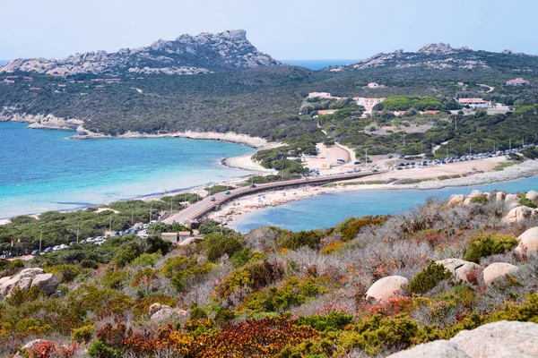 Пейзаж с дорогой и пляжем Capo Testa Santa Teresa Gallura — стоковое фото