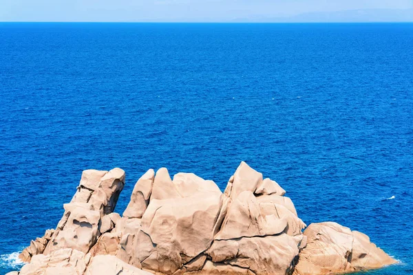 Pedras e rochas no mar Mediterrâneo em Capo Testa — Fotografia de Stock