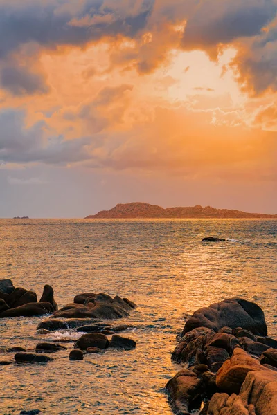 Amanecer romántico en Capriccioli Playa de la Costa Esmeralda — Foto de Stock