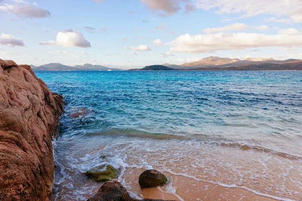 Romantischer sonnenaufgang am morgen in capriccioli strand an der costa smeralda — Stockfoto