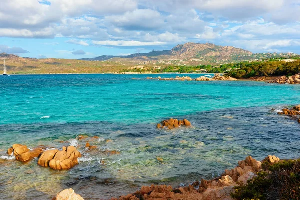 Costa Smeralda Capriccioli Plajı'nda romantik güneşli gündoğumu