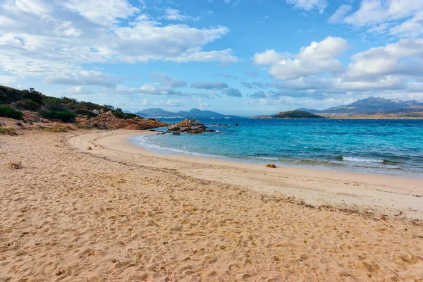 Romantischer morgen in capriccioli strand an der costa smeralda — Stockfoto