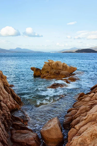 Nascer do sol romântico da manhã em Capriccioli Beach of Costa Smeralda — Fotografia de Stock