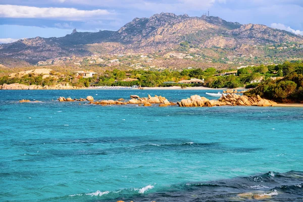 Romántico amanecer soleado en Capriccioli Playa de Costa Esmeralda — Foto de Stock