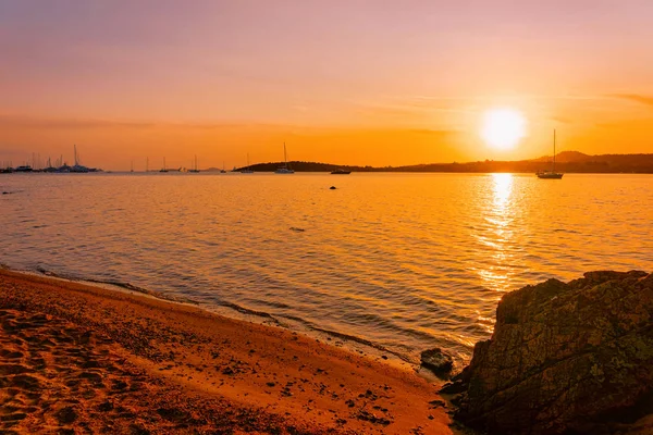 Salida o puesta del sol en la playa de Porto Rotondo — Foto de Stock