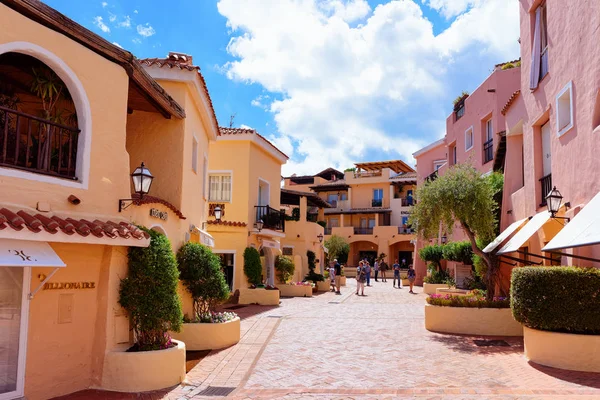 Porto Cervo lüks tatil kenti Kıyı mimarisi ile Cityscape