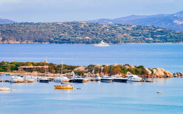 Paisaje y paisaje del Golfo Aranci en la Costa Esmeralda — Foto de Stock