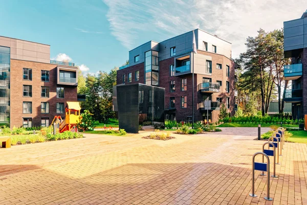 Modern terraced complex of apartment residential buildings — Stock Photo, Image