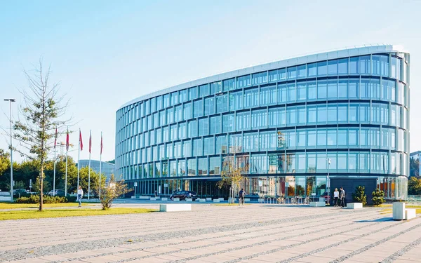 Modern ticari mimarisini modern cam ve çelik forum gökdelen