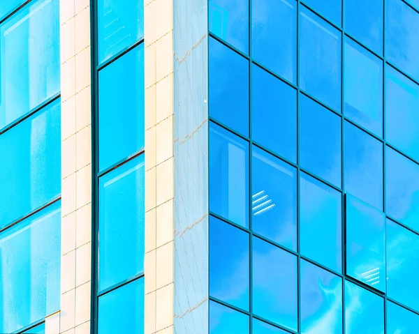 Modern mimarinin ayrıntılı olarak cam pencere