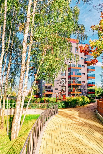 Huş ağaçları ve Modern cam daire Konut Binası