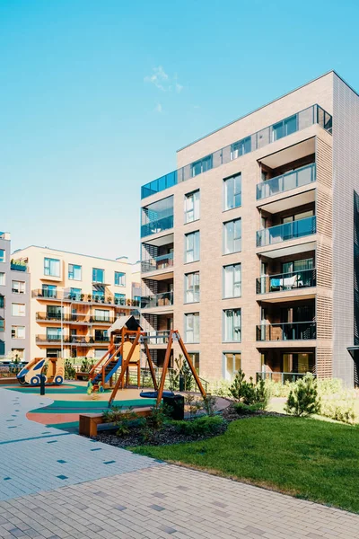 Apartman konut bina çeyrek kompleksinde Çocuk oyun alanı