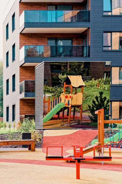 Çocuk yere apartman binaları mimari kompleks oyun