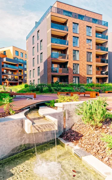 Fontana a Complesso moderno di edifici residenziali — Foto Stock