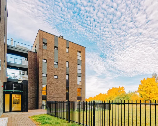 Apartmanın garajında modern mimari